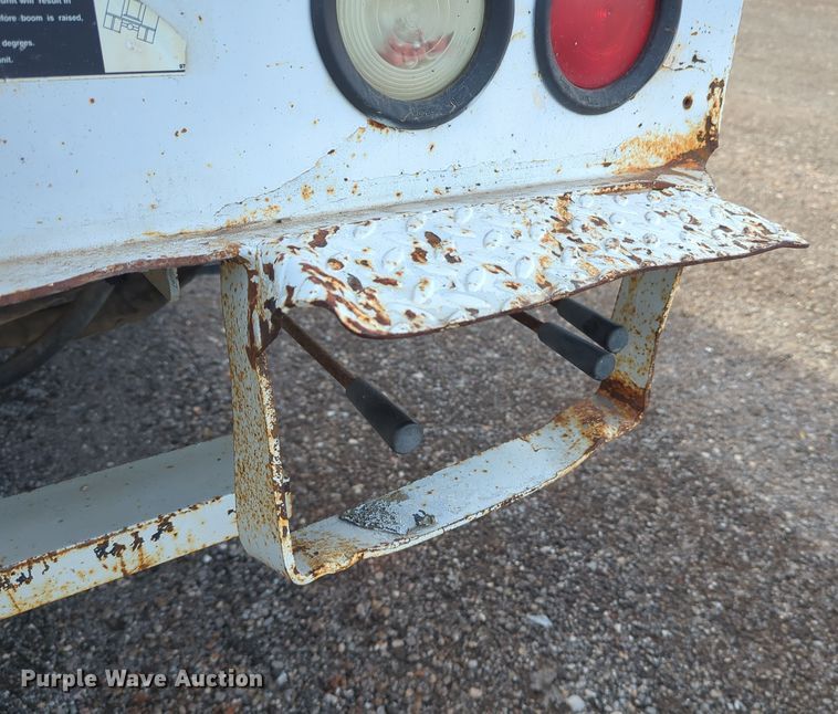 image for item OL9215 2009 International  DuraStar 4300 bucket truck