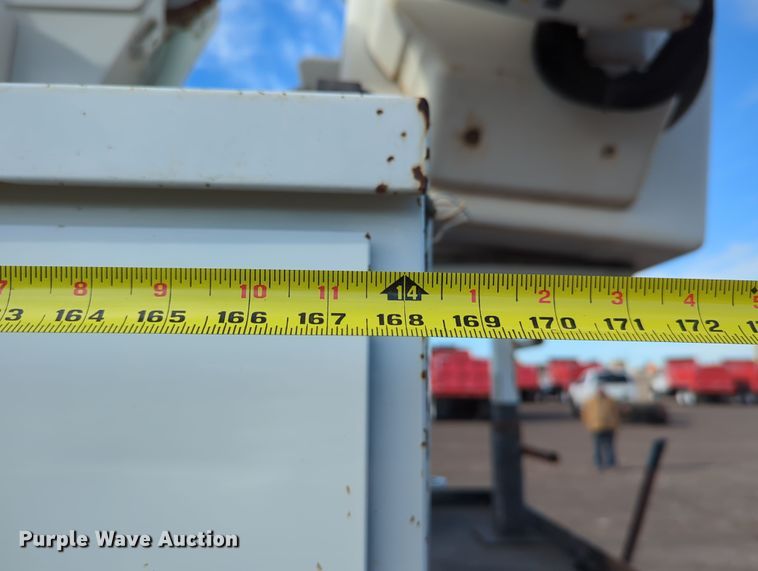 image for item OL9215 2009 International  DuraStar 4300 bucket truck