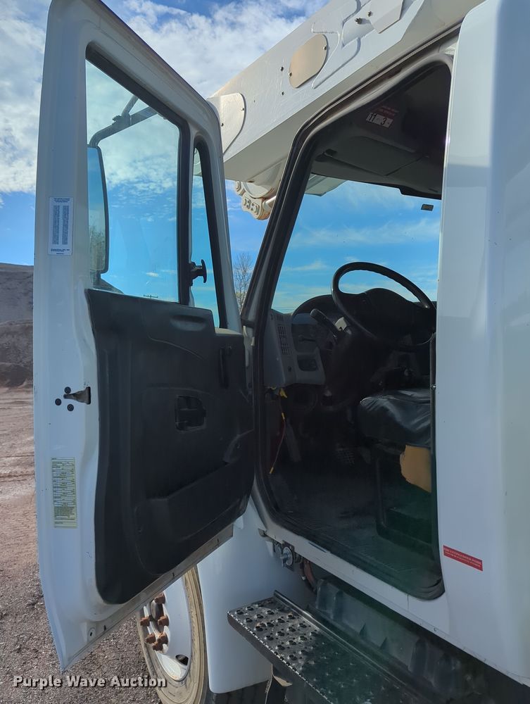 image for item OL9215 2009 International  DuraStar 4300 bucket truck