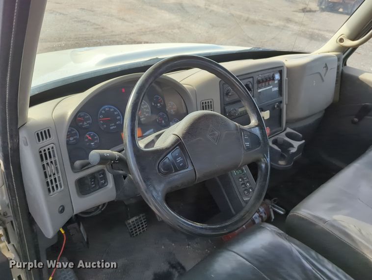 image for item OL9215 2009 International  DuraStar 4300 bucket truck