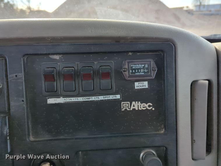 image for item OL9215 2009 International  DuraStar 4300 bucket truck