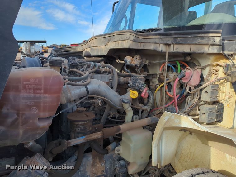 image for item OL9215 2009 International  DuraStar 4300 bucket truck