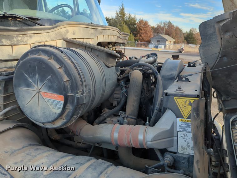 image for item OL9215 2009 International  DuraStar 4300 bucket truck