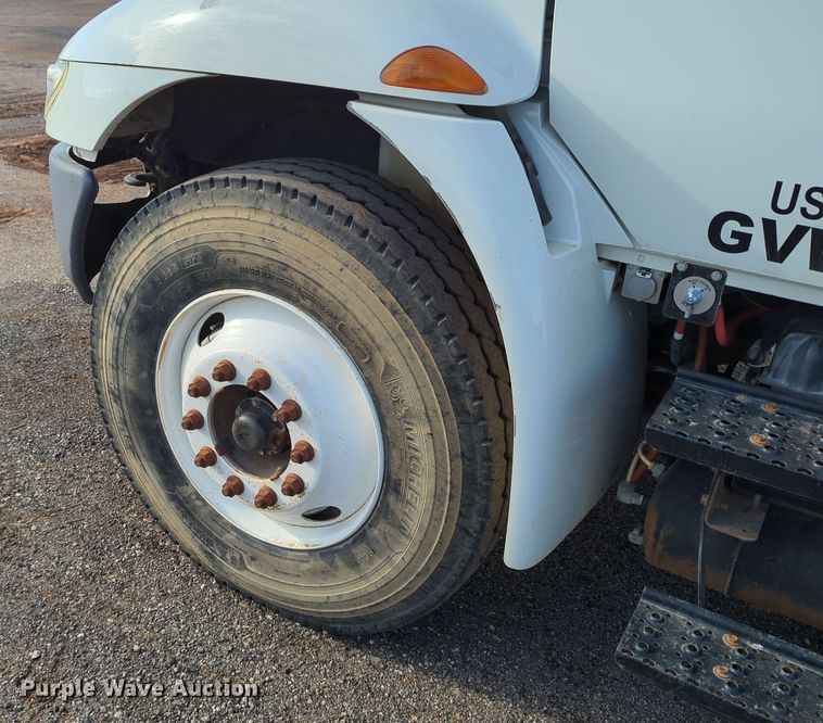 image for item OL9215 2009 International  DuraStar 4300 bucket truck