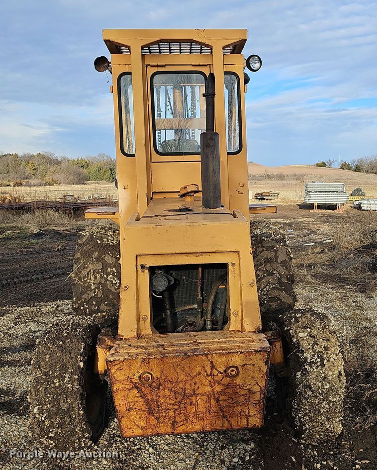 image for item OL9474 1976 Case 585  forklift