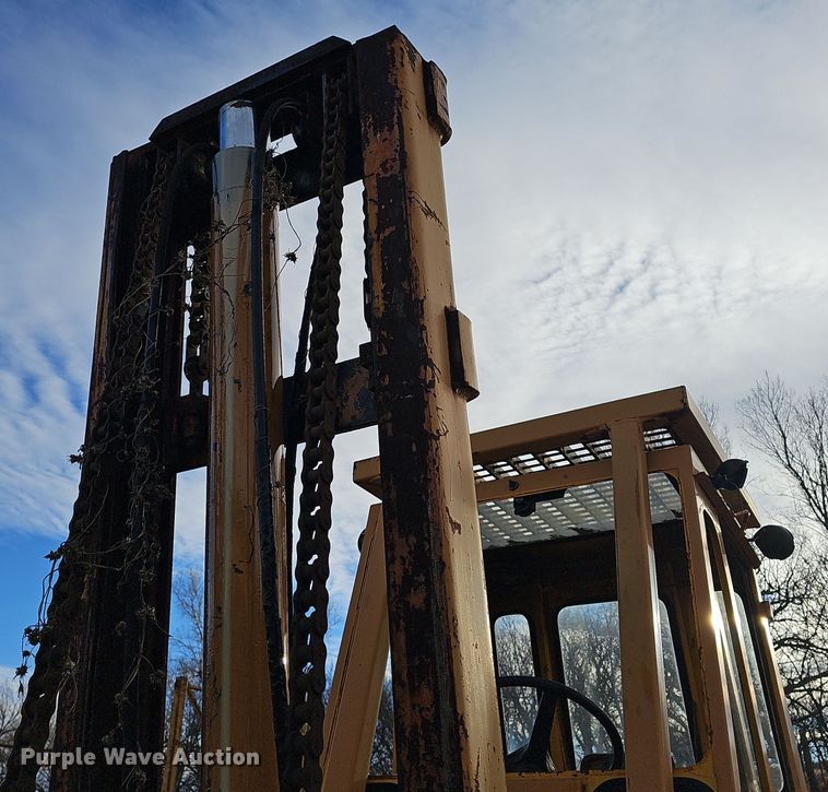 image for item OL9474 1976 Case 585  forklift