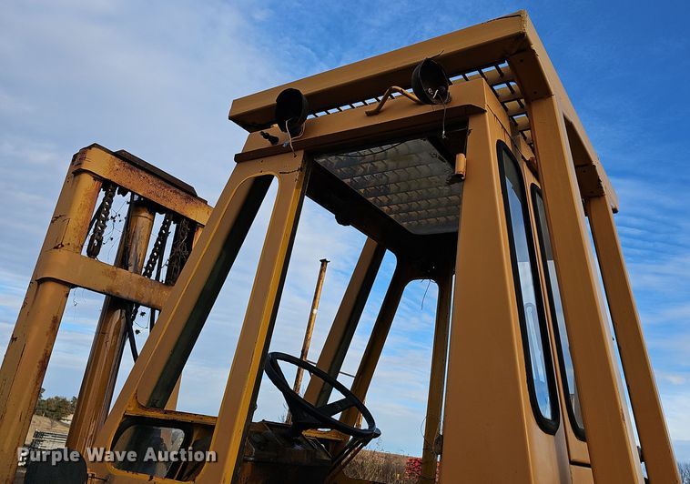 image for item OL9474 1976 Case 585  forklift