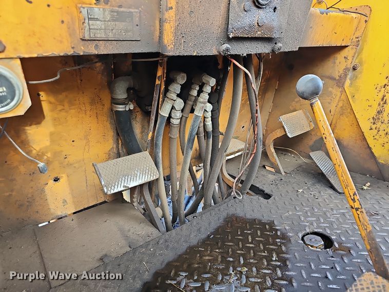 image for item OL9474 1976 Case 585  forklift