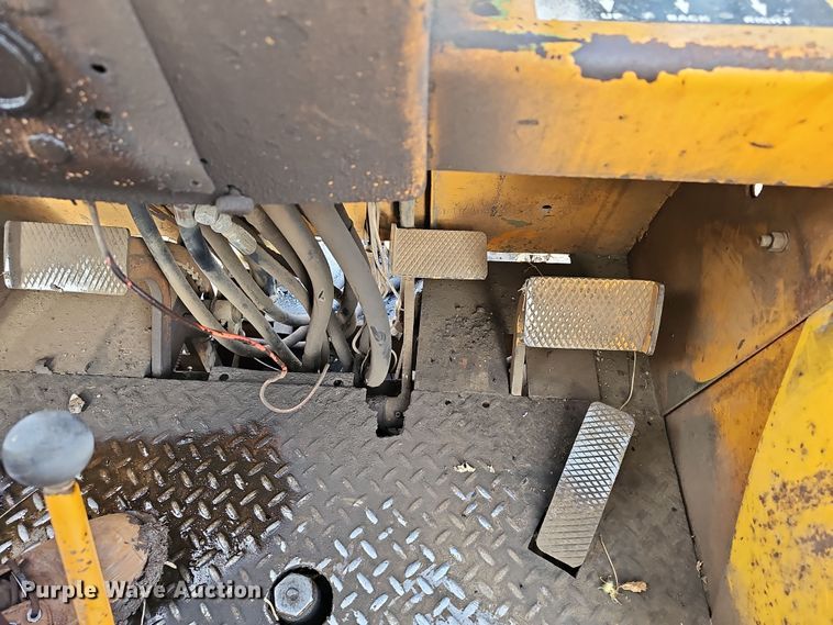 image for item OL9474 1976 Case 585  forklift