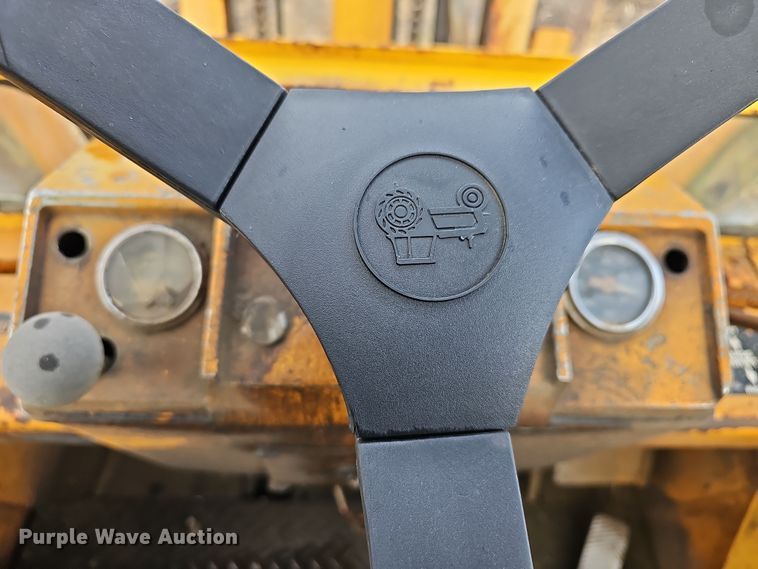 image for item OL9474 1976 Case 585  forklift