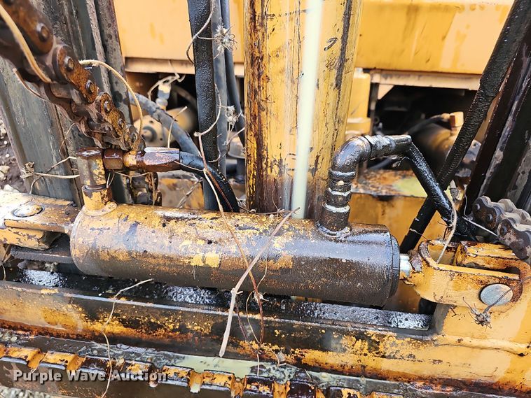 image for item OL9474 1976 Case 585  forklift