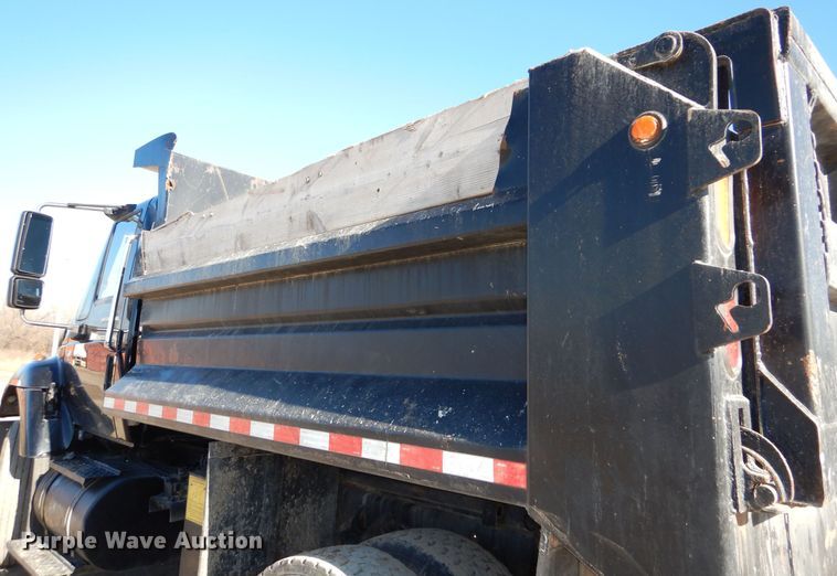 image for item OL9492 2005 International 7400  dump truck