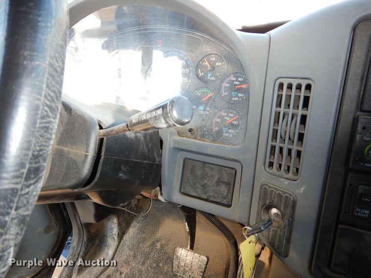 image for item OL9492 2005 International 7400  dump truck