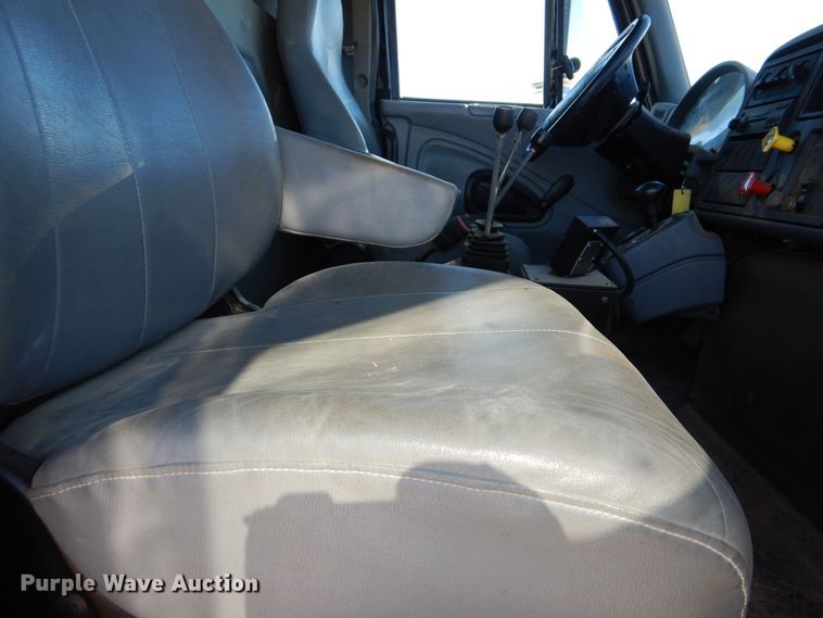 image for item OL9492 2005 International 7400  dump truck