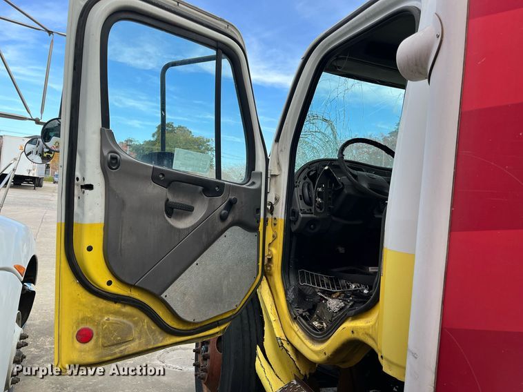 image for item DH8591 2007 Freightliner Business Class M2  refrigerated truck