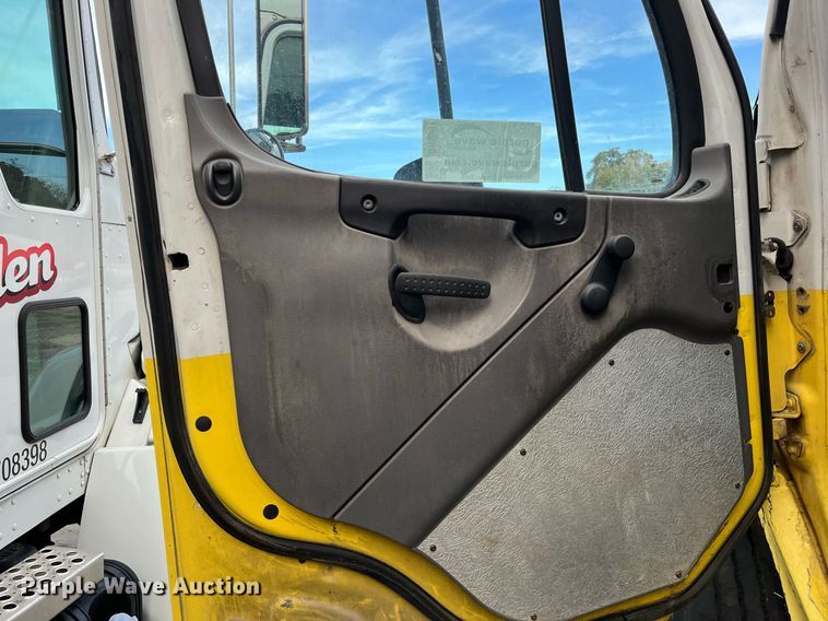 image for item DH8591 2007 Freightliner Business Class M2  refrigerated truck