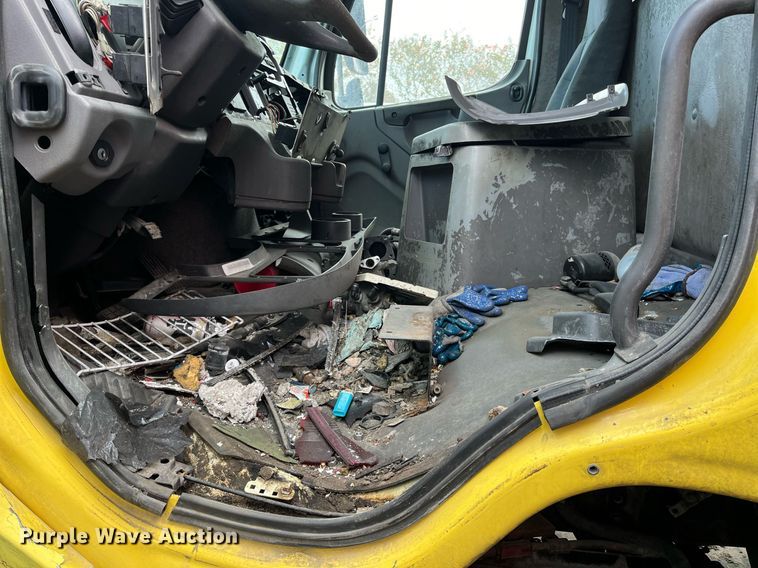 image for item DH8591 2007 Freightliner Business Class M2  refrigerated truck