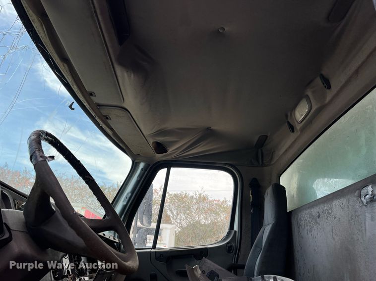 image for item DH8591 2007 Freightliner Business Class M2  refrigerated truck