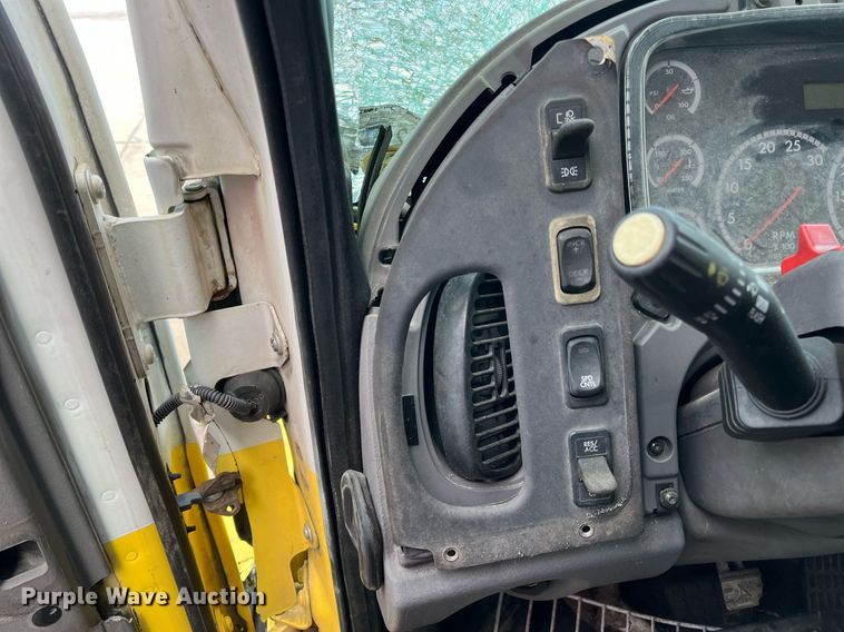 image for item DH8591 2007 Freightliner Business Class M2  refrigerated truck