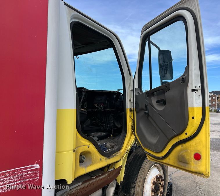 image for item DH8591 2007 Freightliner Business Class M2  refrigerated truck