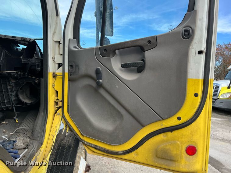 image for item DH8591 2007 Freightliner Business Class M2  refrigerated truck