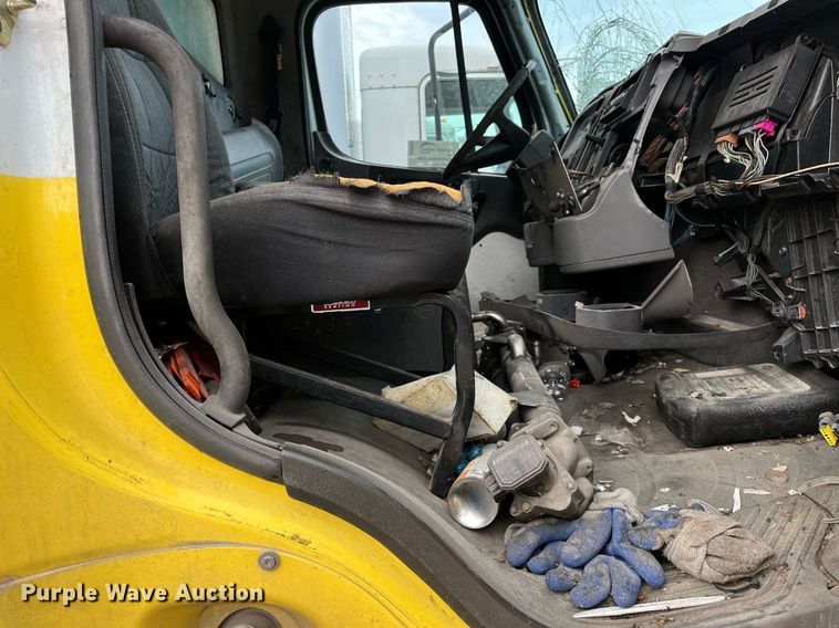 image for item DH8591 2007 Freightliner Business Class M2  refrigerated truck