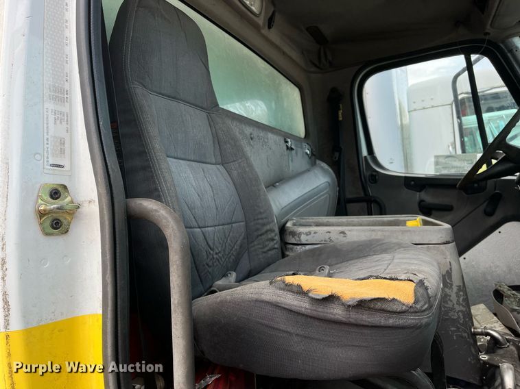 image for item DH8591 2007 Freightliner Business Class M2  refrigerated truck