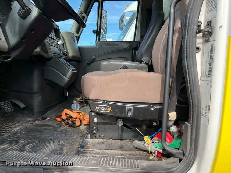 image for item DH8592 2011 International DuraStar 4300  refrigerated truck