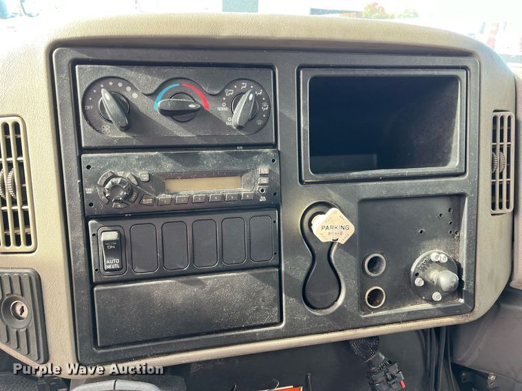 image for item DH8592 2011 International DuraStar 4300  refrigerated truck