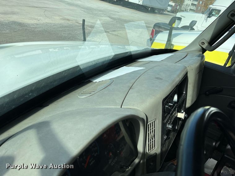 image for item DH8592 2011 International DuraStar 4300  refrigerated truck