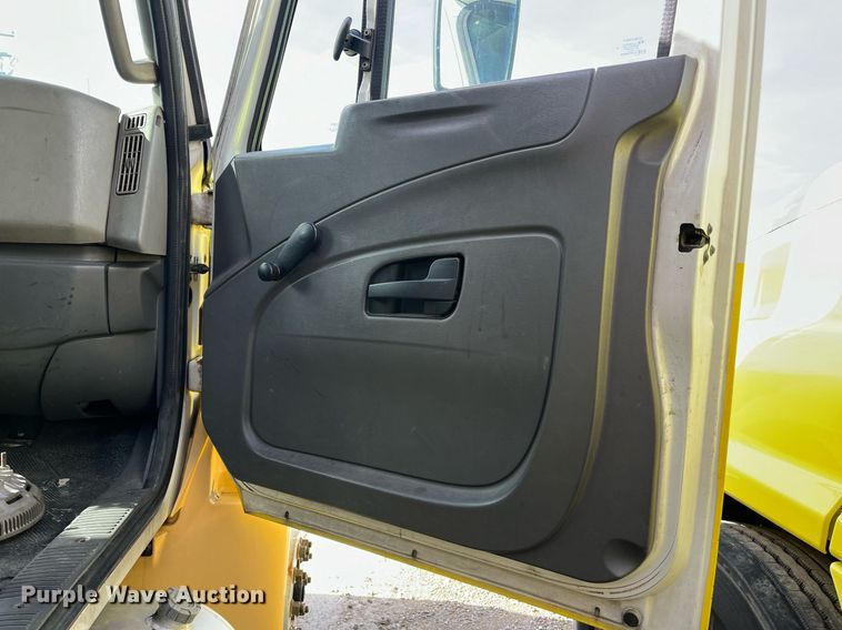 image for item DH8592 2011 International DuraStar 4300  refrigerated truck