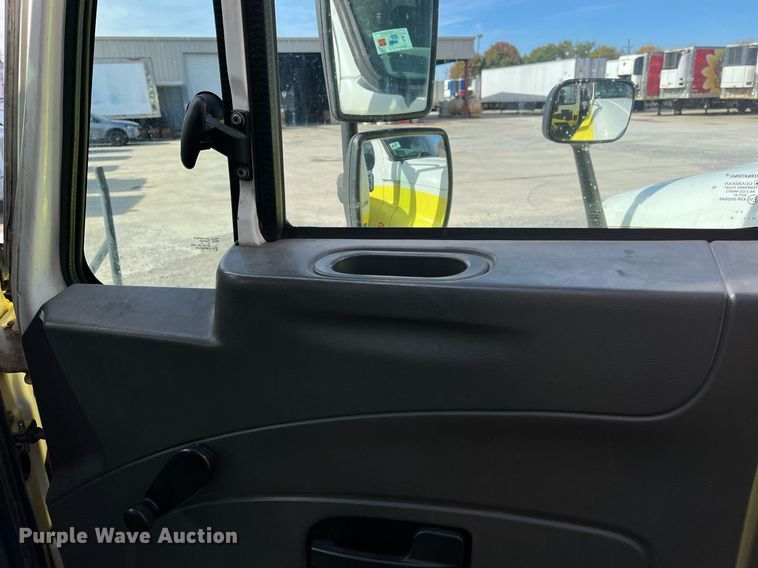 image for item DH8592 2011 International DuraStar 4300  refrigerated truck