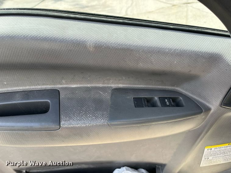 image for item DH8593 2013 Isuzu NRR  box truck