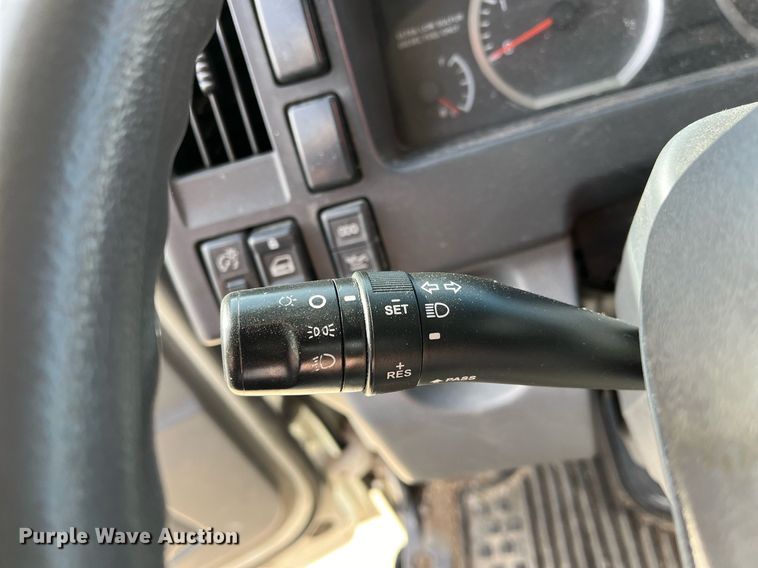 image for item DH8593 2013 Isuzu NRR  box truck