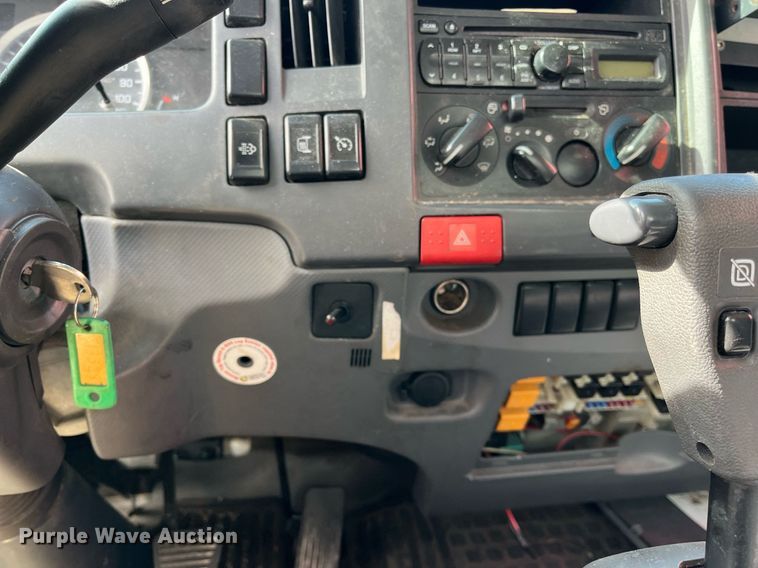 image for item DH8593 2013 Isuzu NRR  box truck