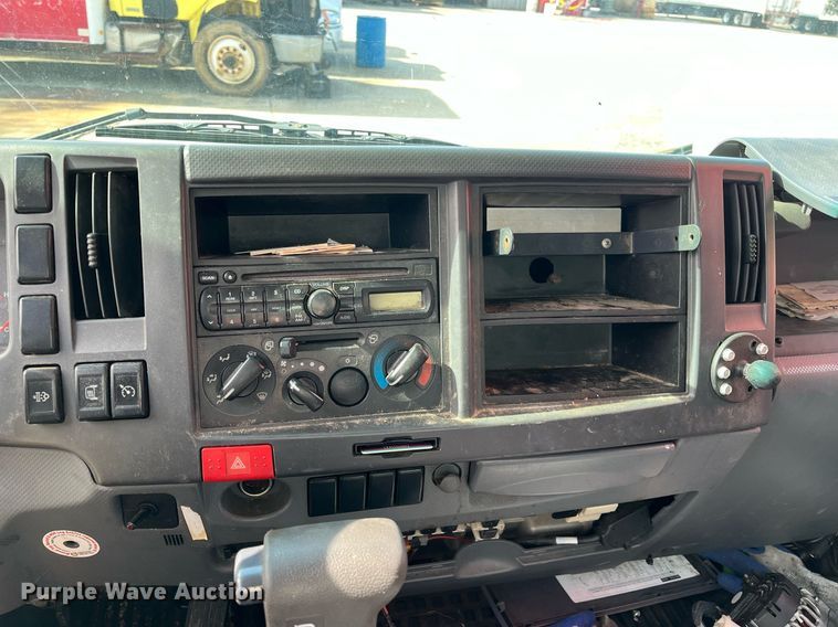 image for item DH8593 2013 Isuzu NRR  box truck