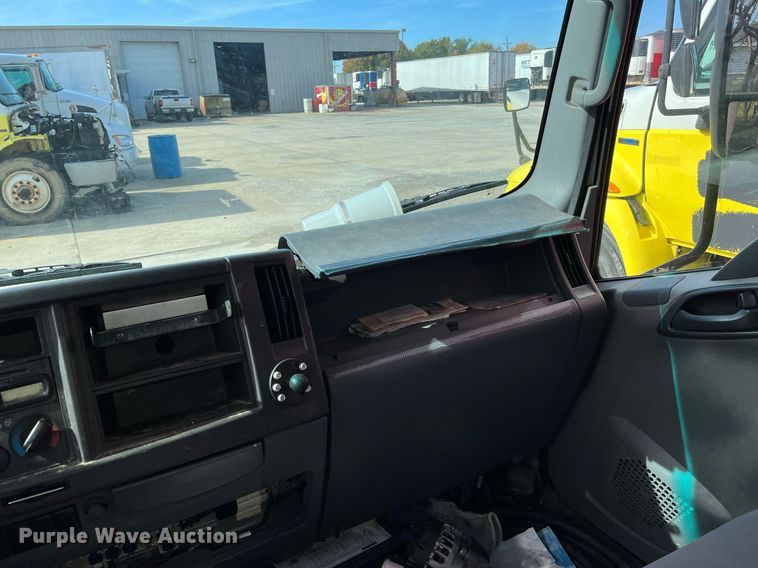 image for item DH8593 2013 Isuzu NRR  box truck