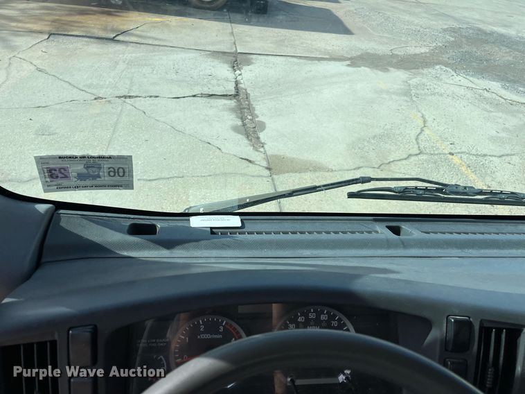 image for item DH8593 2013 Isuzu NRR  box truck