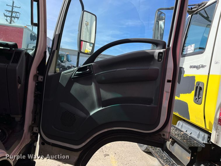 image for item DH8593 2013 Isuzu NRR  box truck