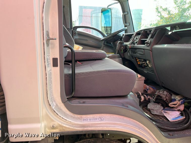 image for item DH8593 2013 Isuzu NRR  box truck