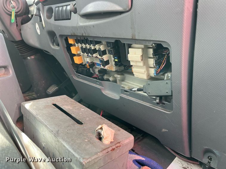 image for item DH8593 2013 Isuzu NRR  box truck