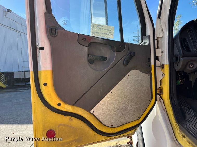 image for item DH8594 2007 Freightliner Business Class M2  refrigerated truck