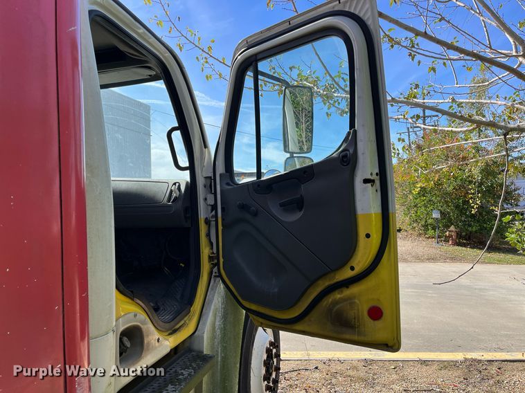 image for item DH8594 2007 Freightliner Business Class M2  refrigerated truck