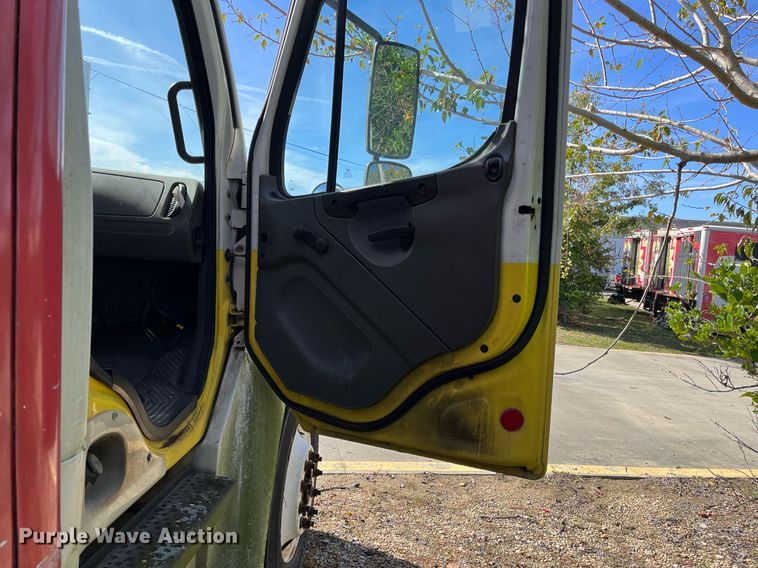 image for item DH8594 2007 Freightliner Business Class M2  refrigerated truck