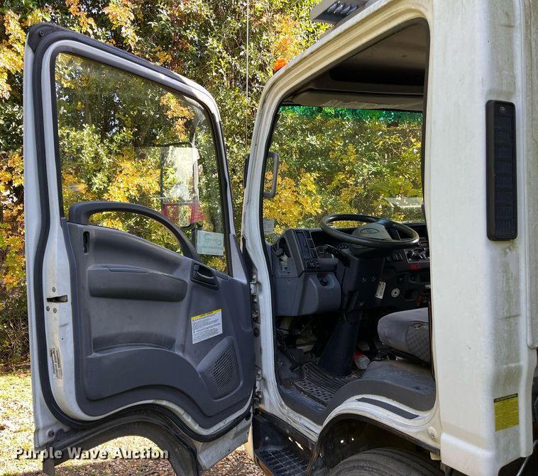 image for item DH8595 2013 Isuzu NRR  refrigerated truck