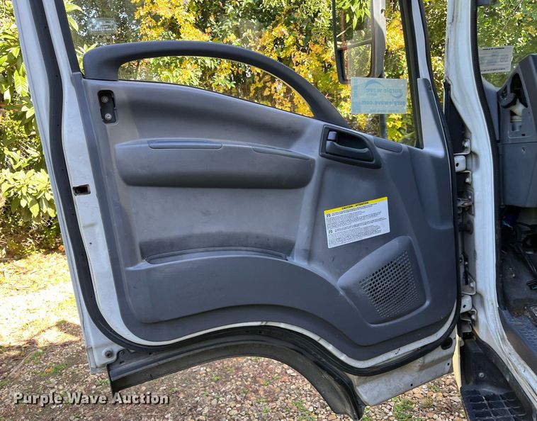 image for item DH8595 2013 Isuzu NRR  refrigerated truck