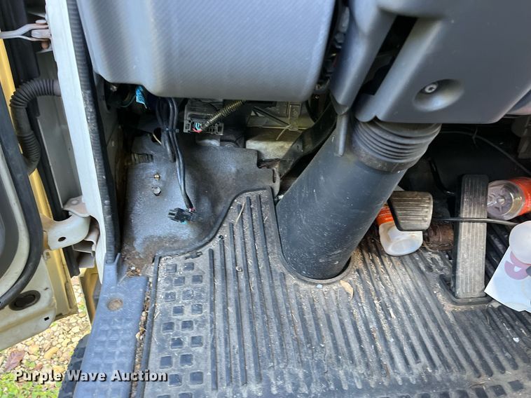 image for item DH8595 2013 Isuzu NRR  refrigerated truck