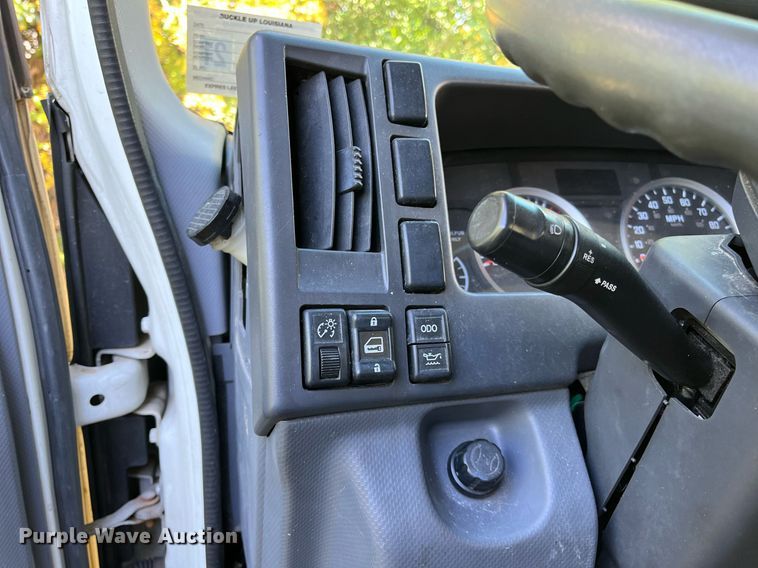 image for item DH8595 2013 Isuzu NRR  refrigerated truck