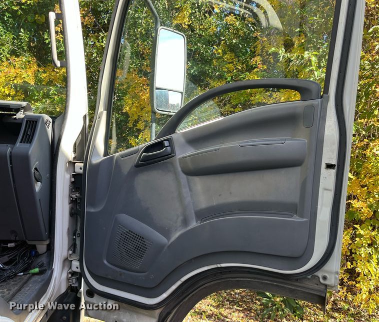 image for item DH8595 2013 Isuzu NRR  refrigerated truck