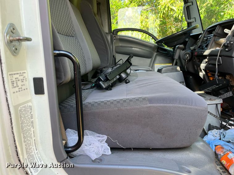 image for item DH8595 2013 Isuzu NRR  refrigerated truck